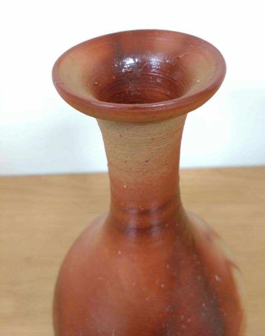 伊勢崎満作　備前焼　緋襷　鶴首花入　共箱共布栞付　備前焼花入　伊勢崎淳