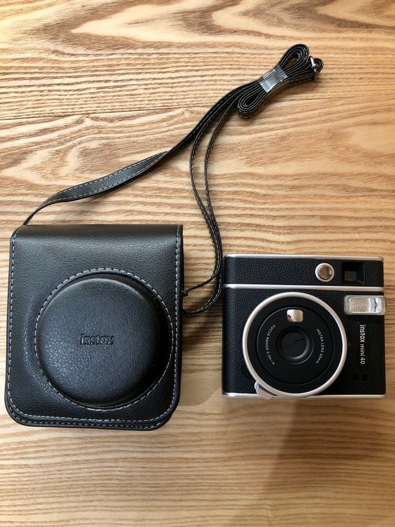Fujifilm instax mini カメラと専用ケース フィルムはおまけ。
