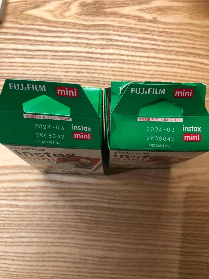 Fujifilm instax mini カメラと専用ケース フィルムはおまけ。