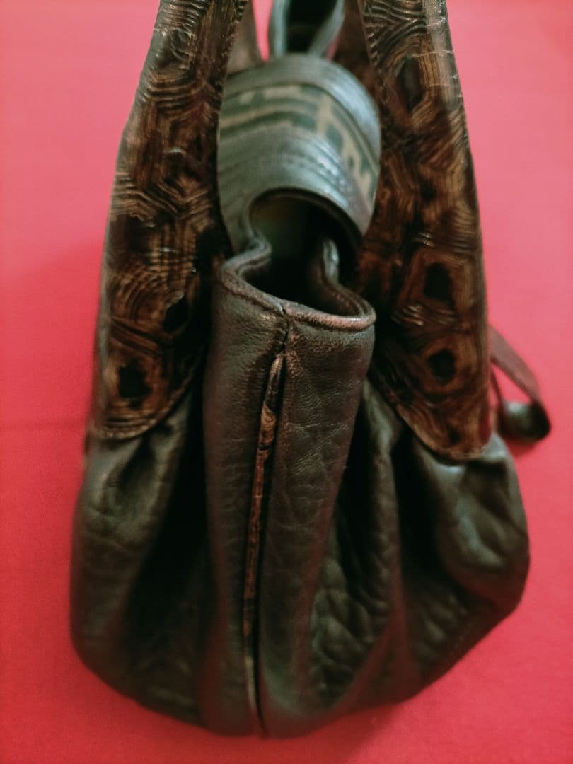 FENDI フェンディ ズッカ柄のスパイバッグ