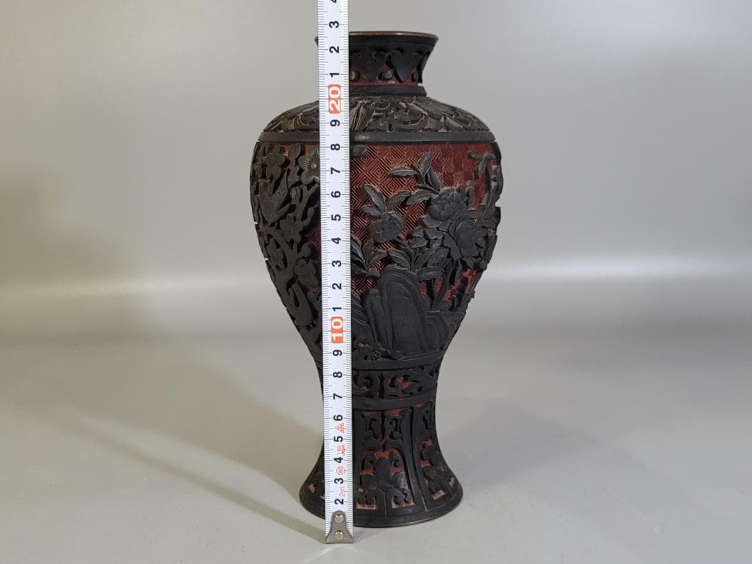 中国 古い 堆黒朱 刻草花紋 瓶 時代物