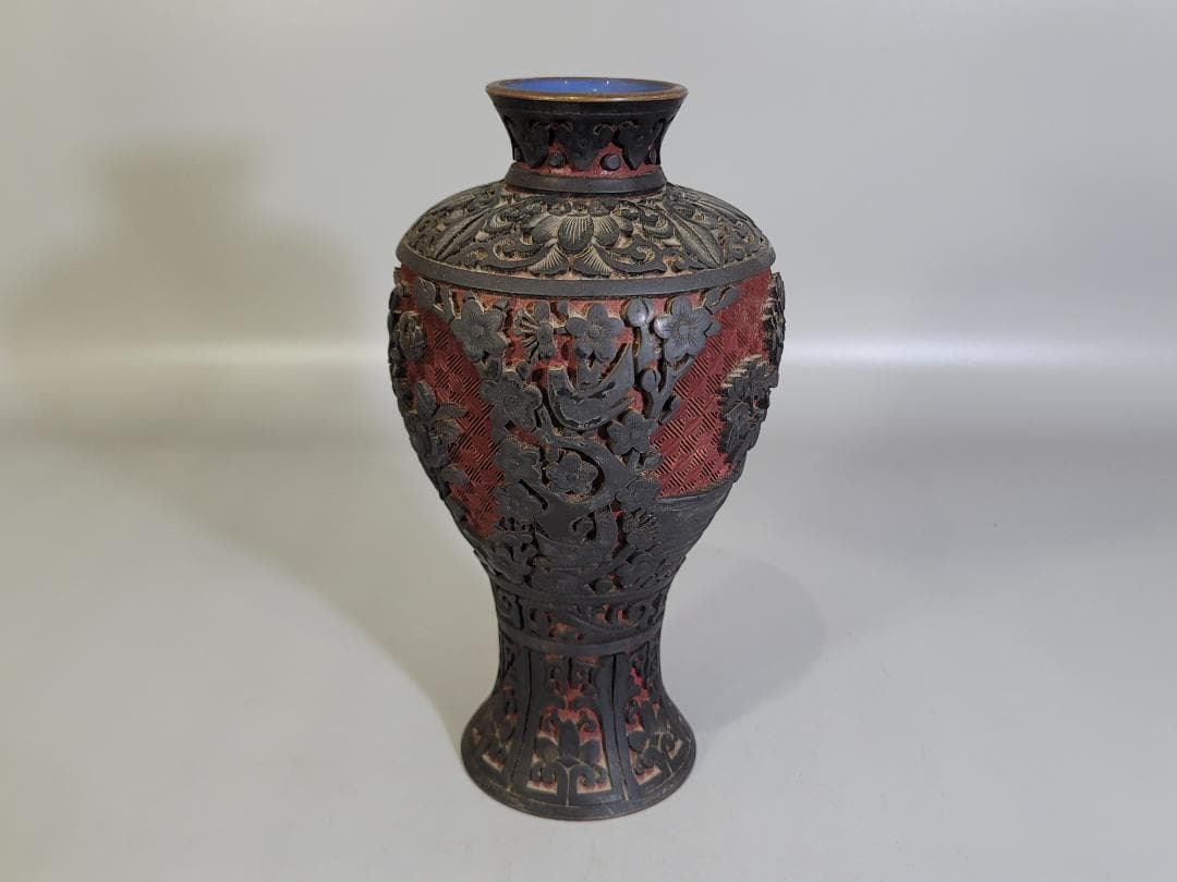 中国 古い 堆黒朱 刻草花紋 瓶 時代物