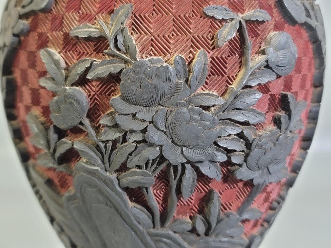 中国 古い 堆黒朱 刻草花紋 瓶 時代物