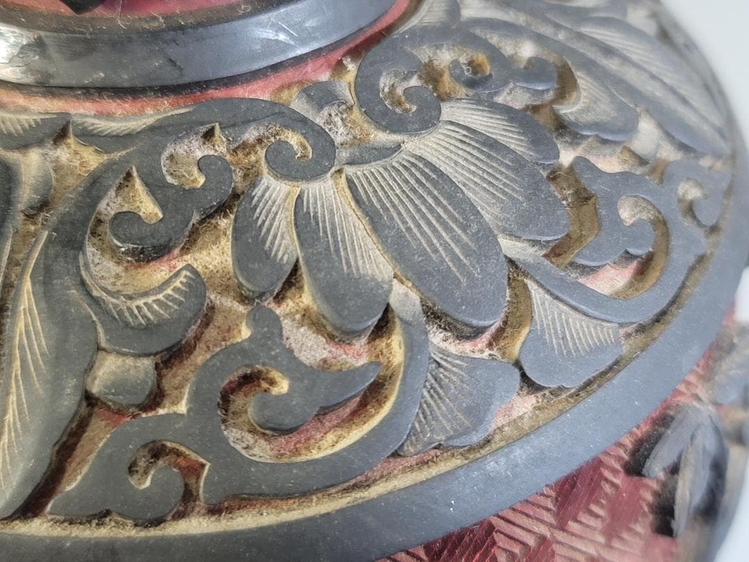 中国 古い 堆黒朱 刻草花紋 瓶 時代物