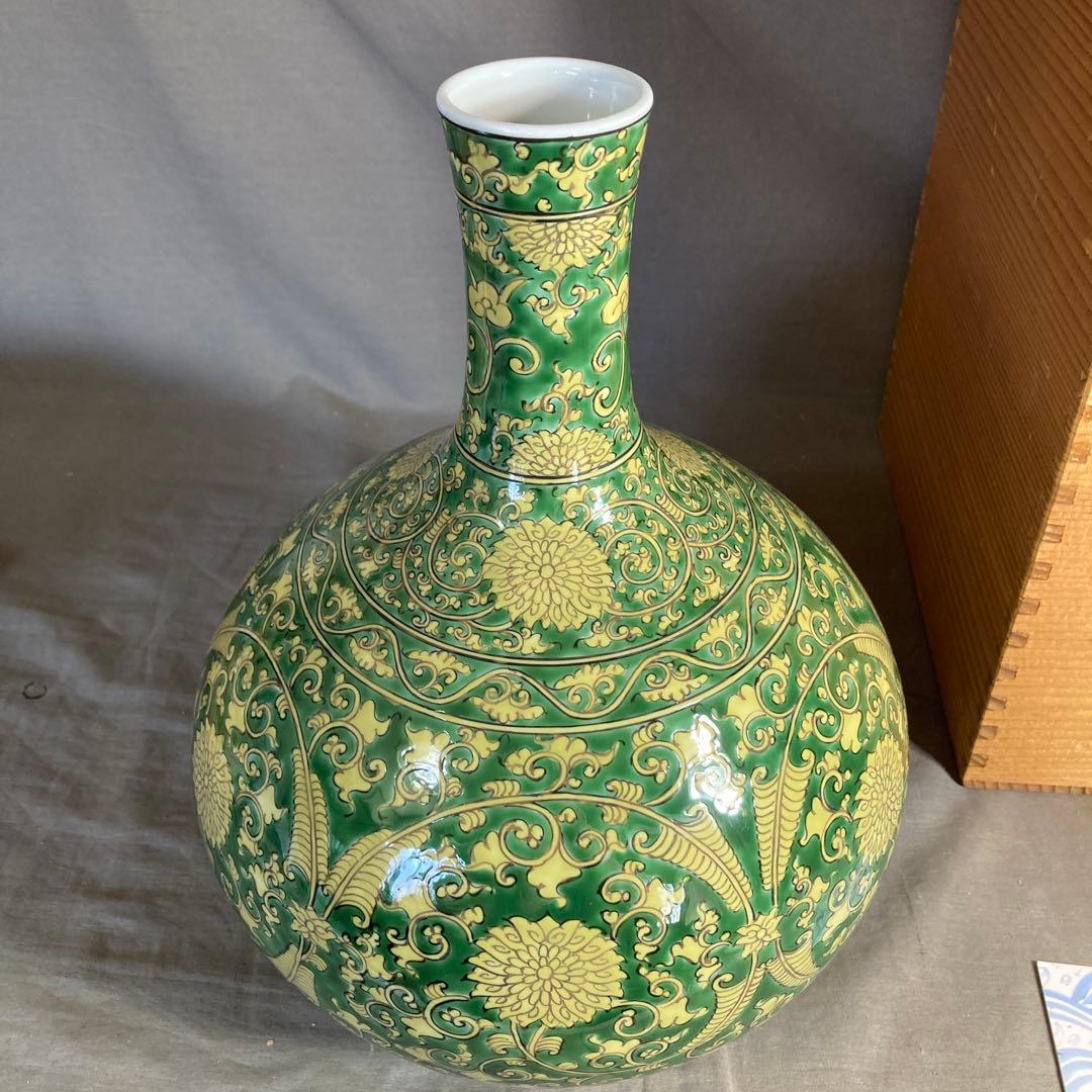 【源右衛門】古伊万里の伝統　日本の名窯　舘林源右衛門作　黄緑彩兜唐草文　大花瓶