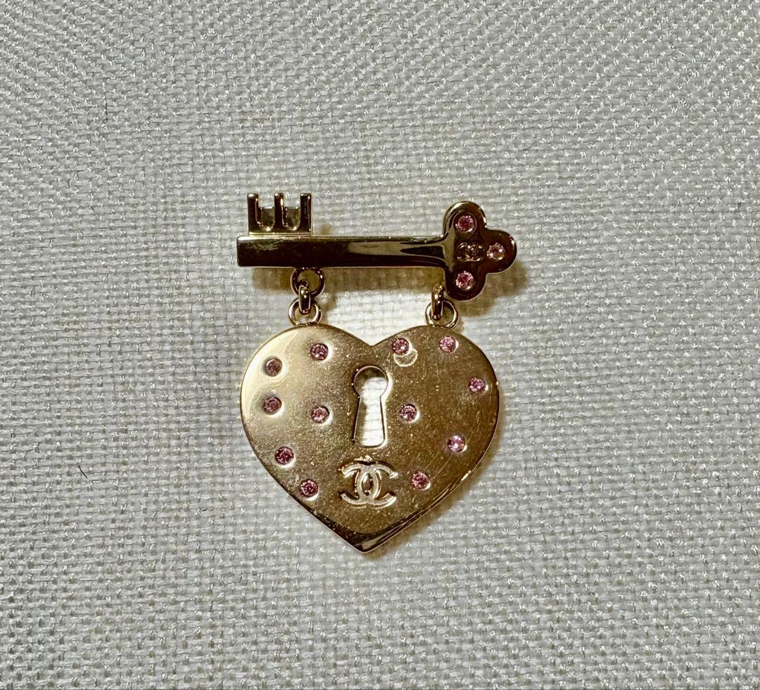 CHANEL ハート型ブローチ 鍵付き