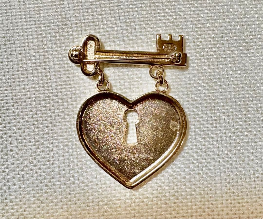 CHANEL ハート型ブローチ 鍵付き