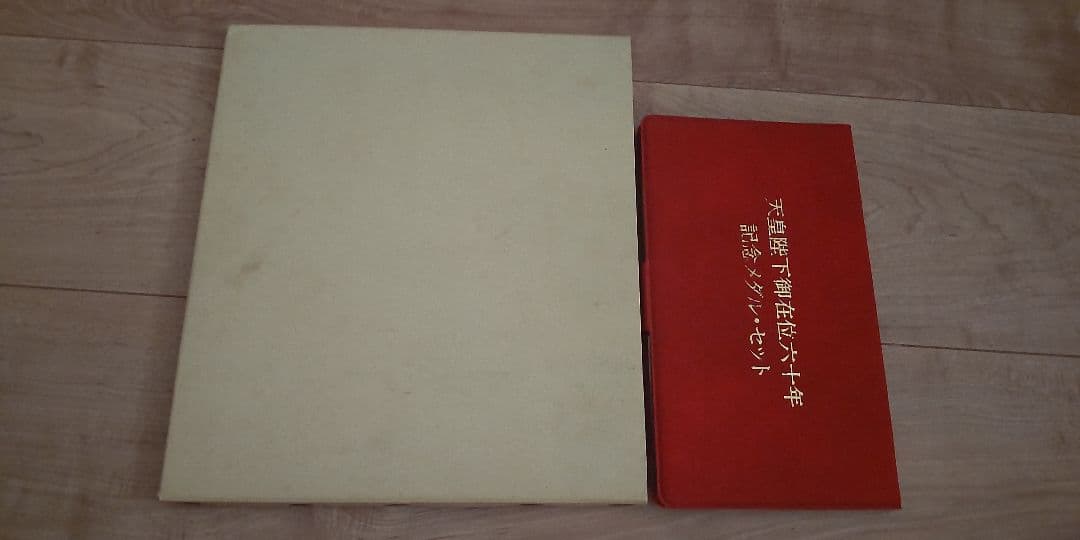 天皇陛下御在位60年記念メダル 銀色 装飾的なデザイン