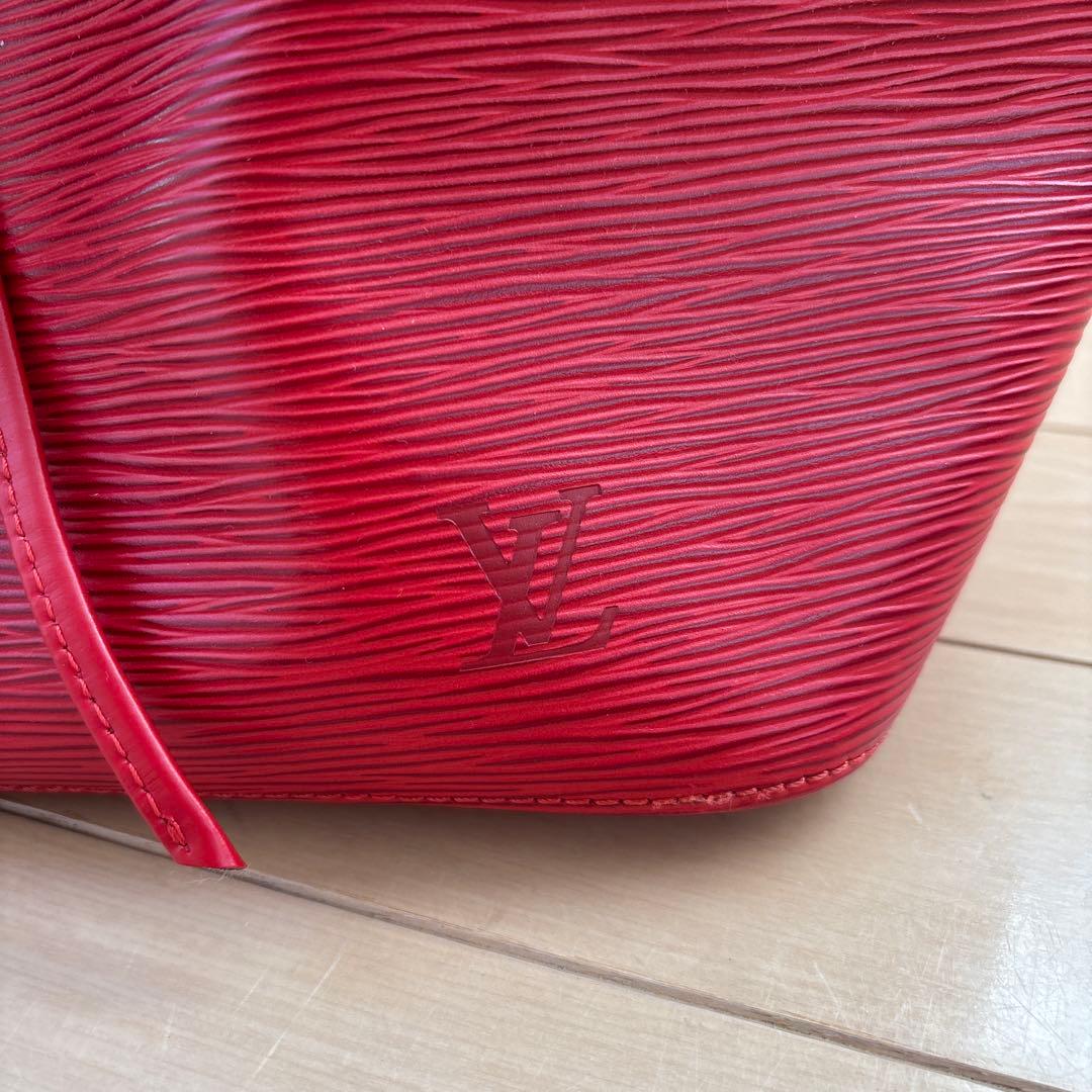 Louis Vuitton エピレザー レッドショルダーバッグ