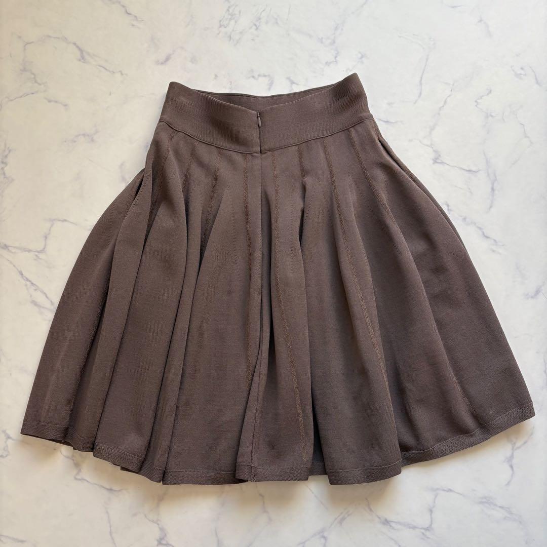 新品 FOXEY ニット地 フレアスカート 38 ロゴプレート付