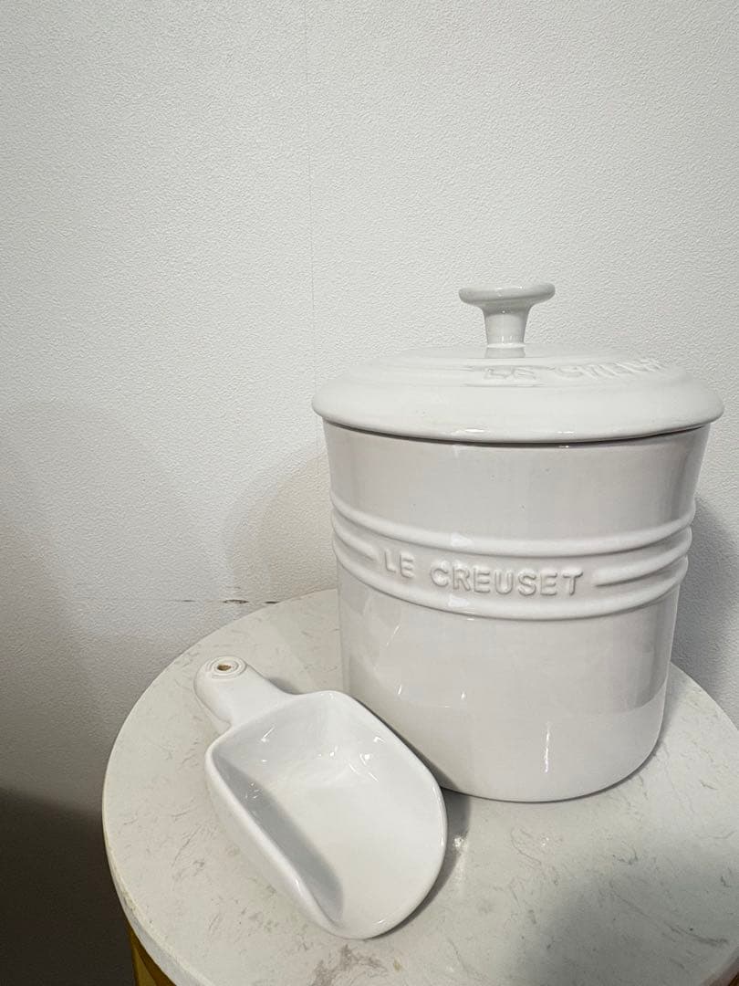 新品　ル・クルーゼ　ペット　ペットフード　コンテナー　ドライフード　スクープ付き