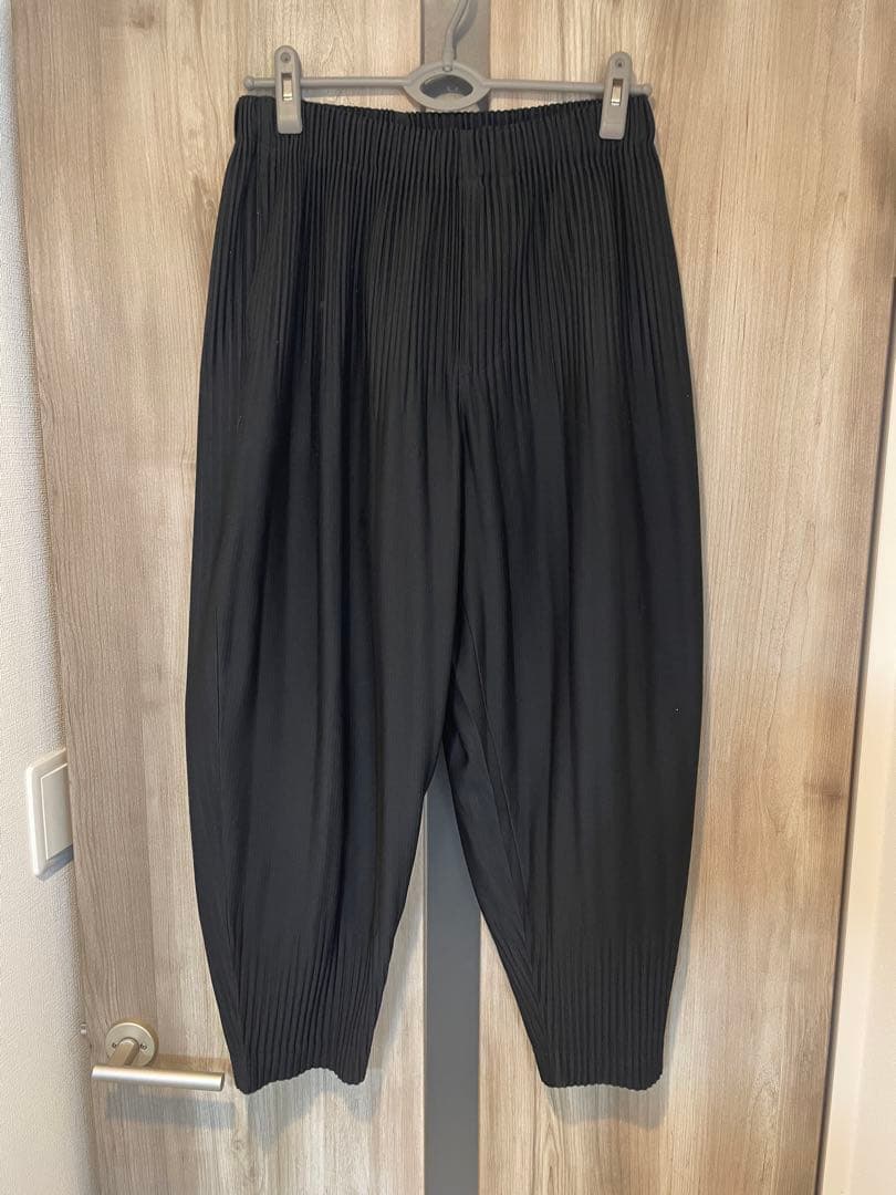 オムプリッセイッセイミヤケ　黒　消しプリーツパンツ
