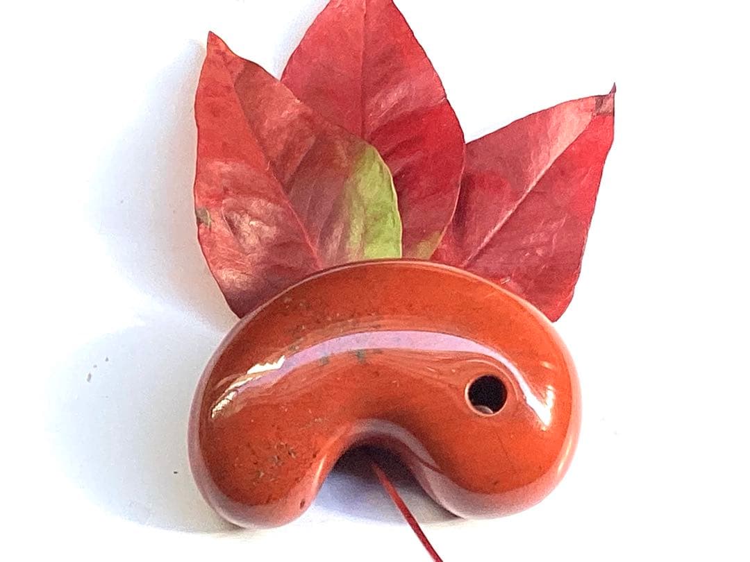 ✳天然の証【黒線】【黒筋】入り　佐渡赤石勾玉　特大サイズ　鑑別書無しの安価卸し