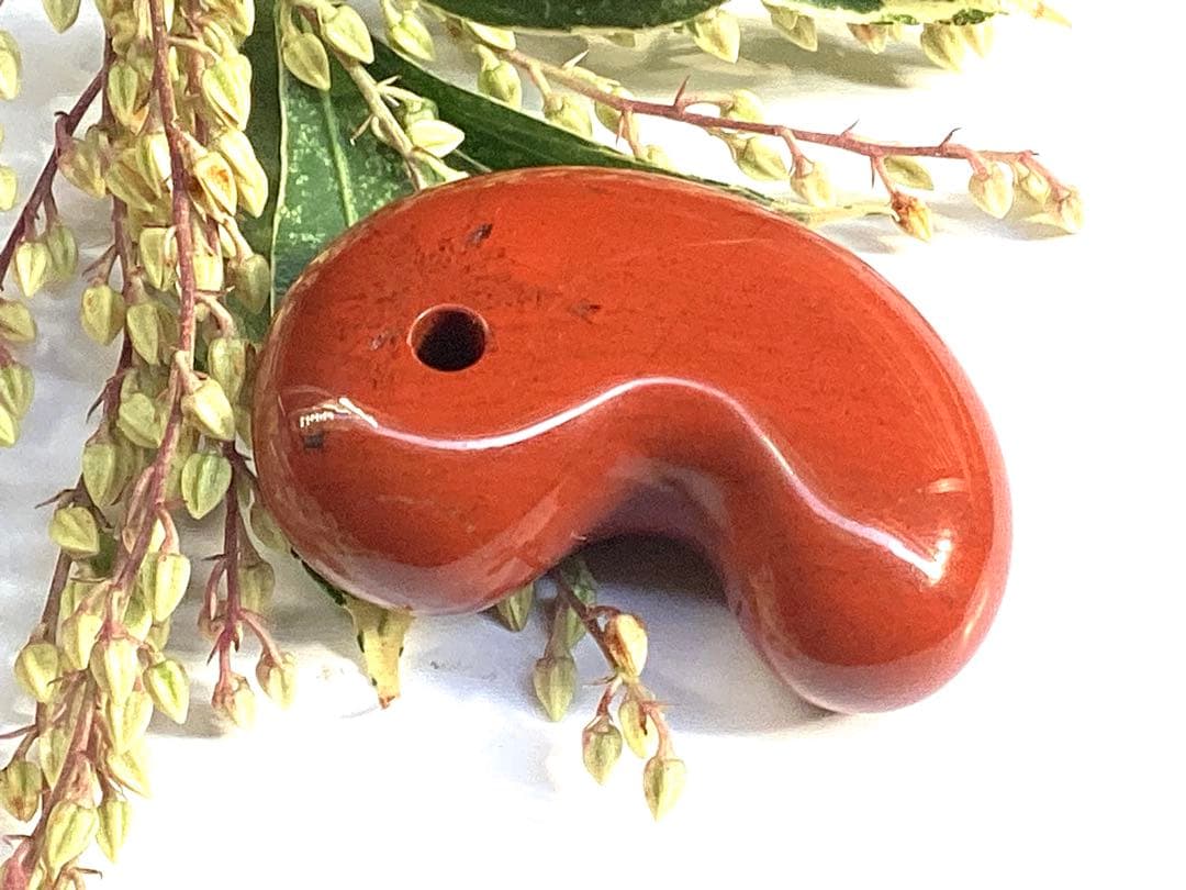 ✳天然の証【黒線】【黒筋】入り　佐渡赤石勾玉　特大サイズ　鑑別書無しの安価卸し