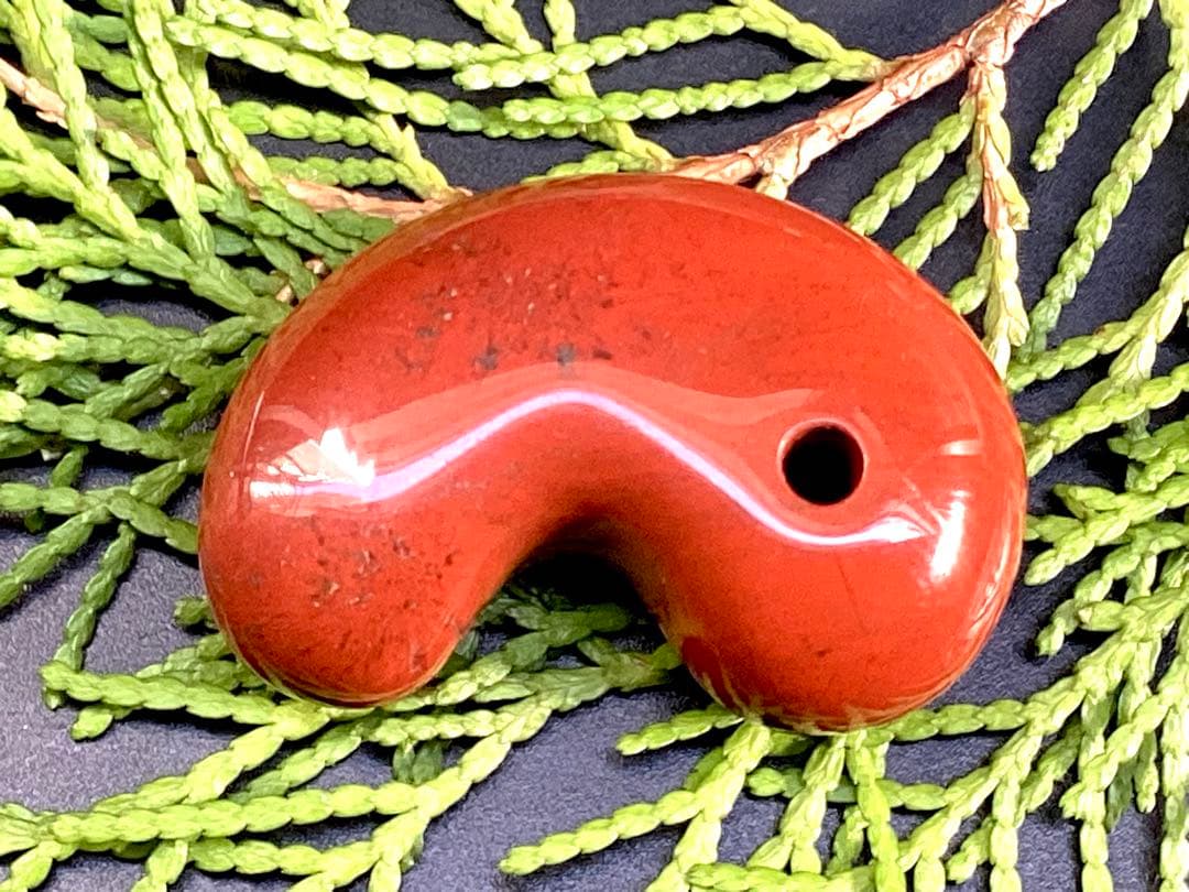 ✳天然の証【黒線】【黒筋】入り　佐渡赤石勾玉　特大サイズ　鑑別書無しの安価卸し