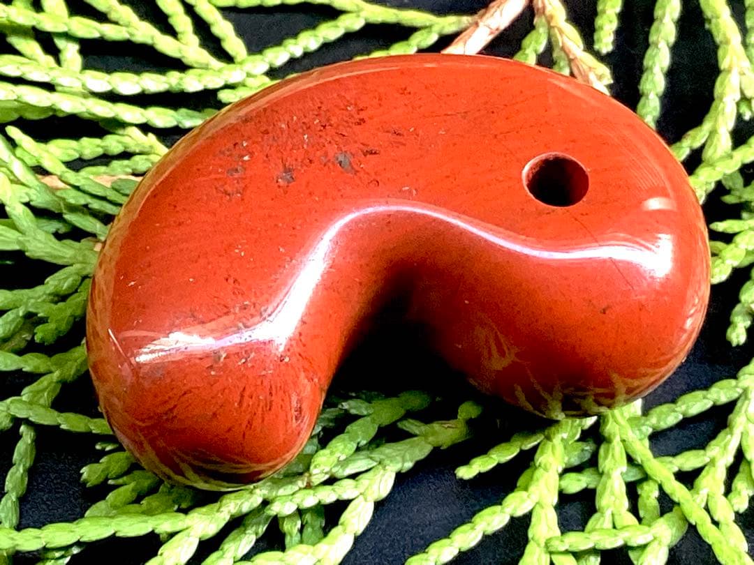 ✳天然の証【黒線】【黒筋】入り　佐渡赤石勾玉　特大サイズ　鑑別書無しの安価卸し