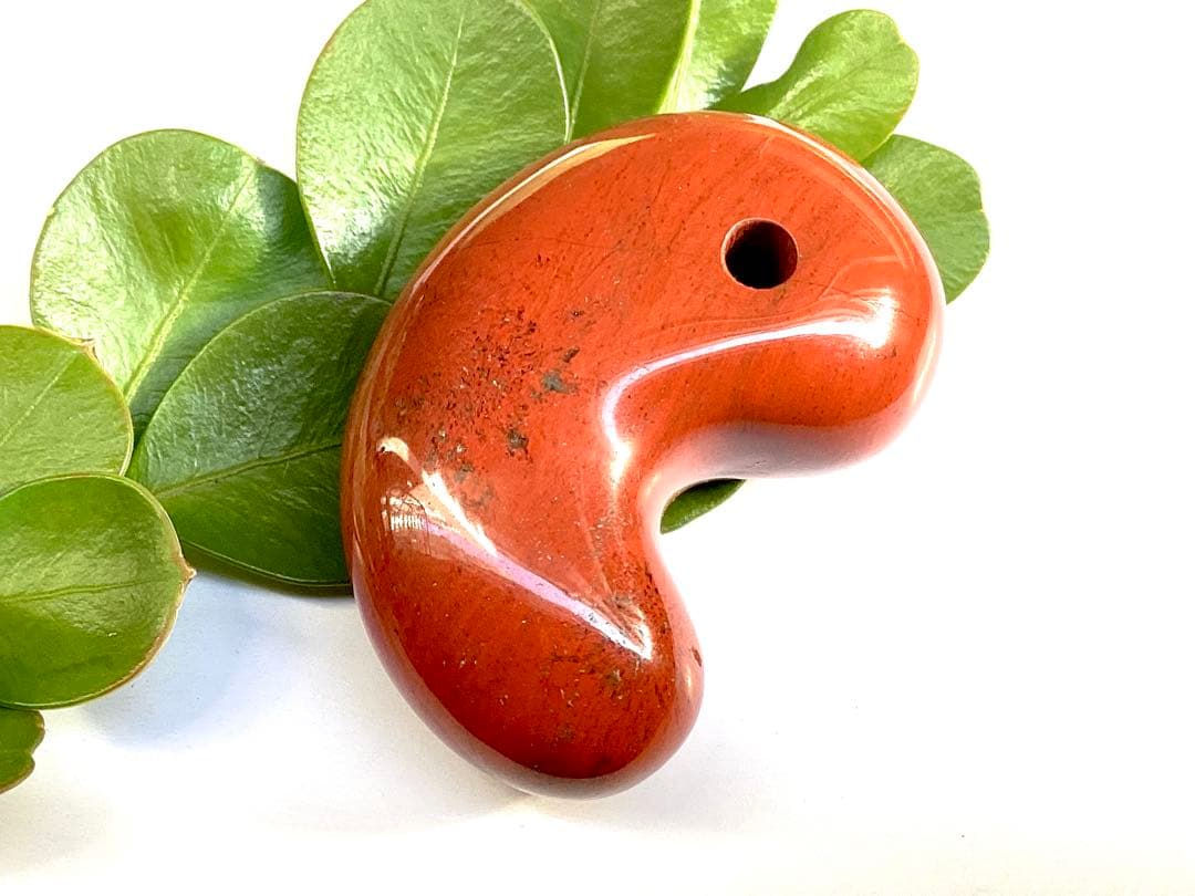 ✳天然の証【黒線】【黒筋】入り　佐渡赤石勾玉　特大サイズ　鑑別書無しの安価卸し