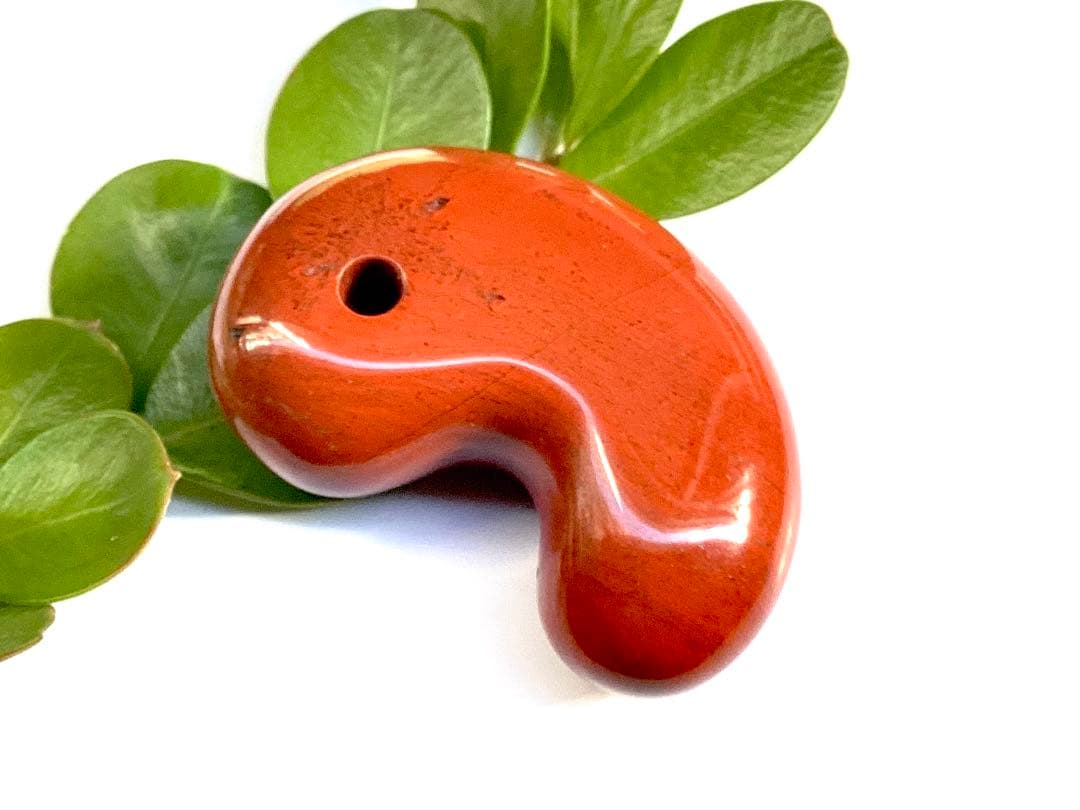 ✳天然の証【黒線】【黒筋】入り　佐渡赤石勾玉　特大サイズ　鑑別書無しの安価卸し