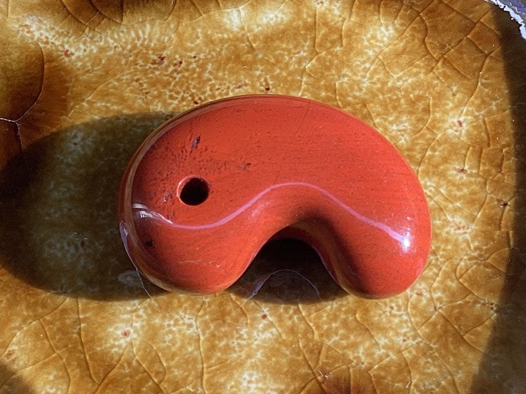 ✳天然の証【黒線】【黒筋】入り　佐渡赤石勾玉　特大サイズ　鑑別書無しの安価卸し