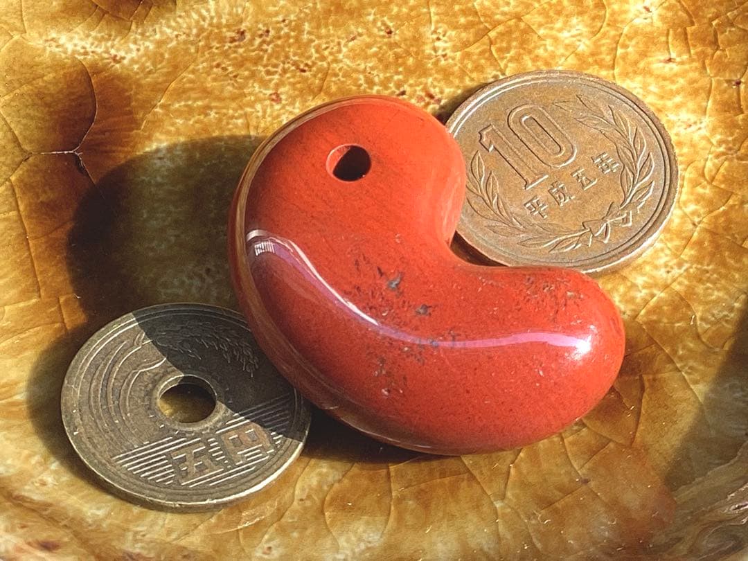 ✳天然の証【黒線】【黒筋】入り　佐渡赤石勾玉　特大サイズ　鑑別書無しの安価卸し