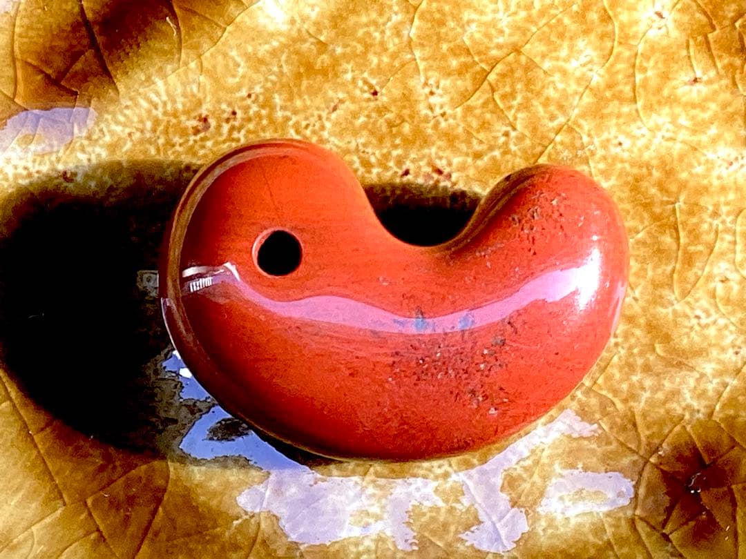 ✳天然の証【黒線】【黒筋】入り　佐渡赤石勾玉　特大サイズ　鑑別書無しの安価卸し