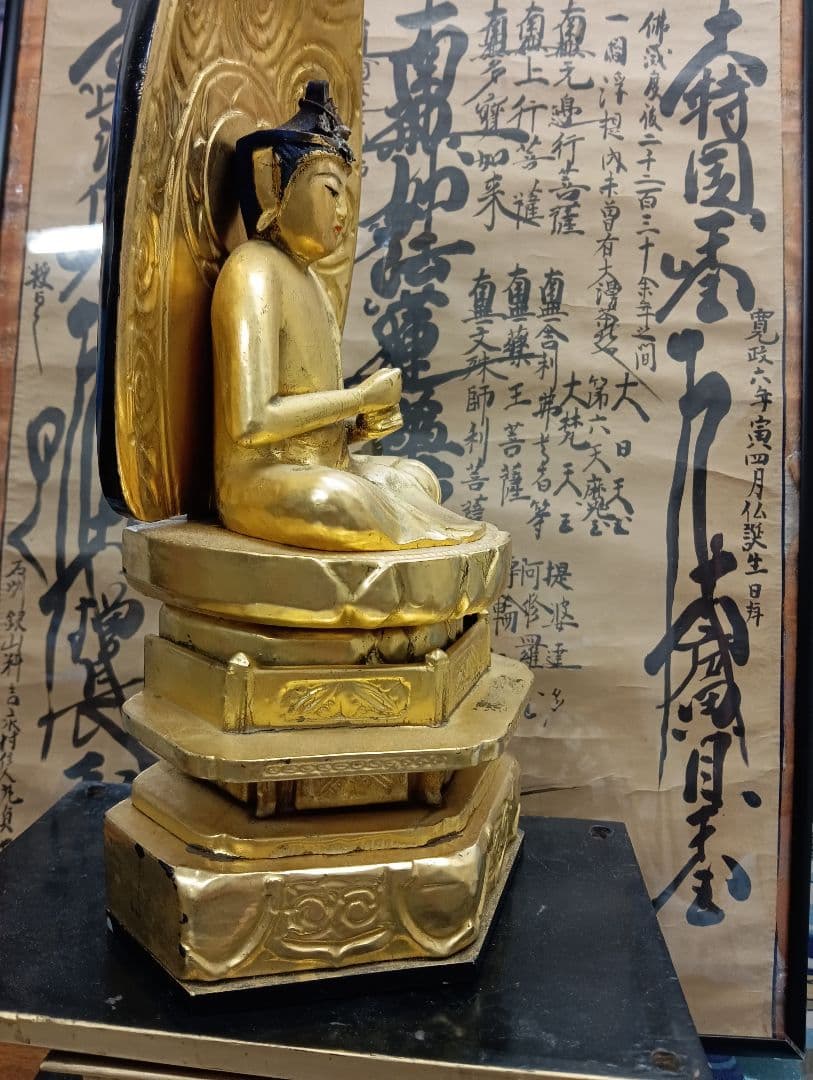 大日如来明治大正時代頃木製金箔塗座像高さ４３センチ（台座含む）台座虫喰い有り品