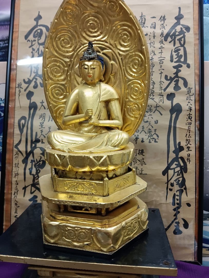 大日如来明治大正時代頃木製金箔塗座像高さ４３センチ（台座含む）台座虫喰い有り品