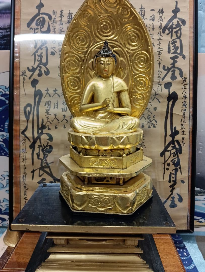大日如来明治大正時代頃木製金箔塗座像高さ４３センチ（台座含む）台座虫喰い有り品