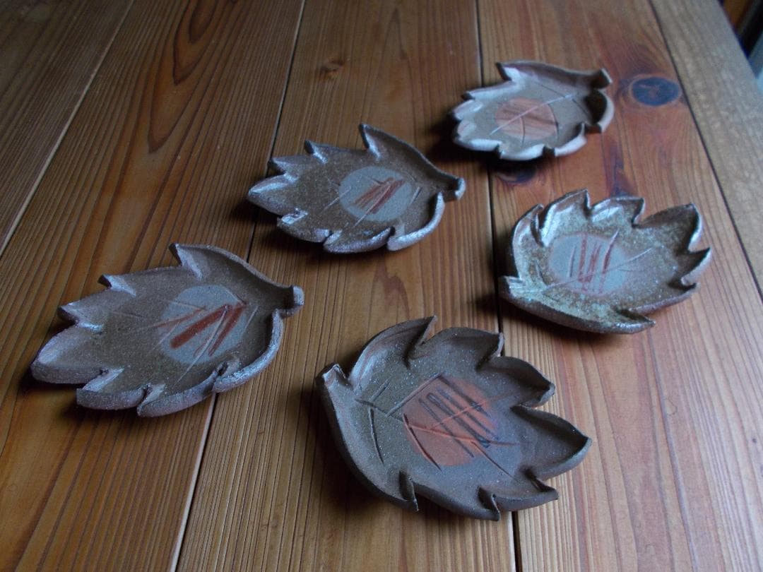 備前焼⑮　葉型小皿５個組　ゴマ、緋襷　松笠浩三？　【24】