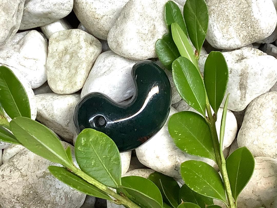 神宿る【 出雲石(青緑色の碧玉) 】島根県花仙山瑪瑙　青瑪瑙　出雲型勾玉　鑑別‼️