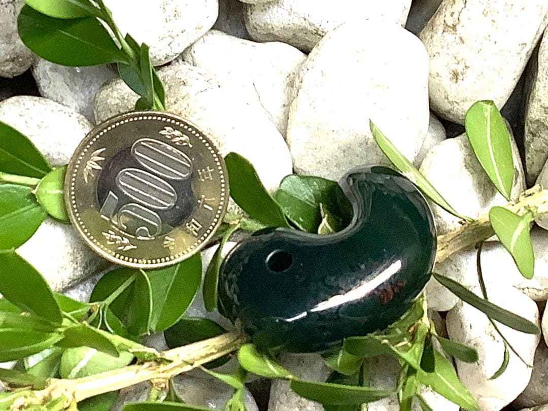 神宿る【 出雲石(青緑色の碧玉) 】島根県花仙山瑪瑙　青瑪瑙　出雲型勾玉　鑑別‼️