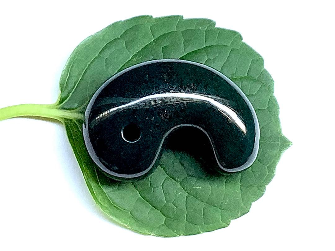 神宿る【 出雲石(青緑色の碧玉) 】島根県花仙山瑪瑙　青瑪瑙　出雲型勾玉　鑑別‼️