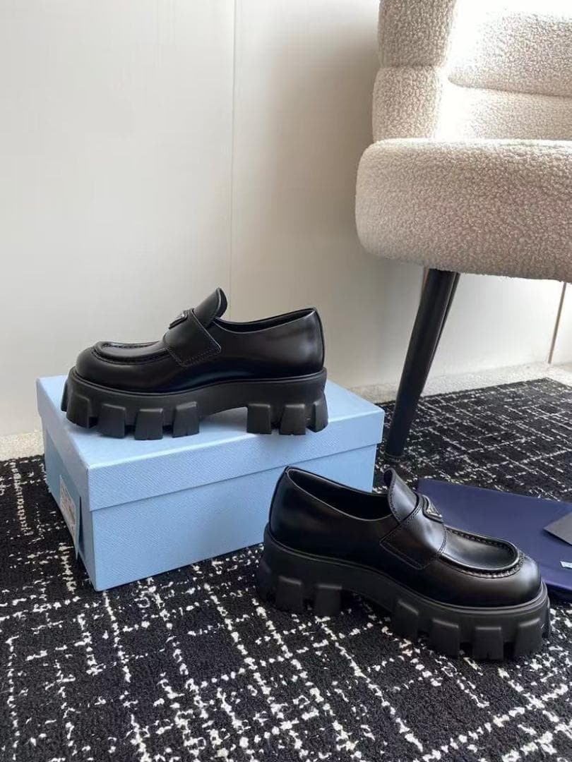 美品プラダ ブラック 厚底ローファー 38サイズ