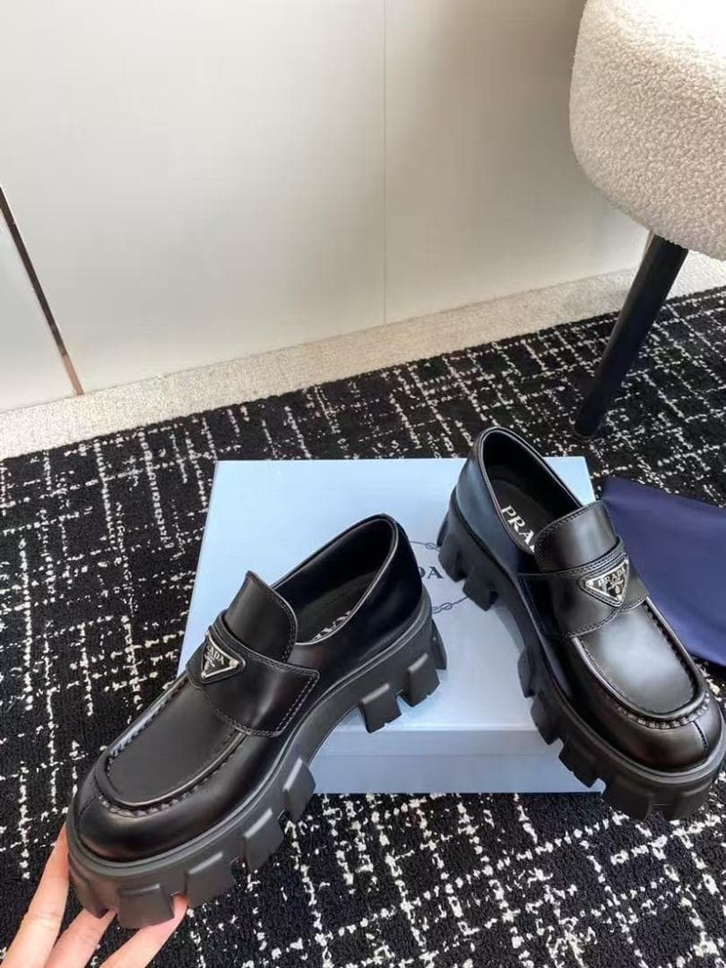 美品プラダ ブラック 厚底ローファー 38サイズ