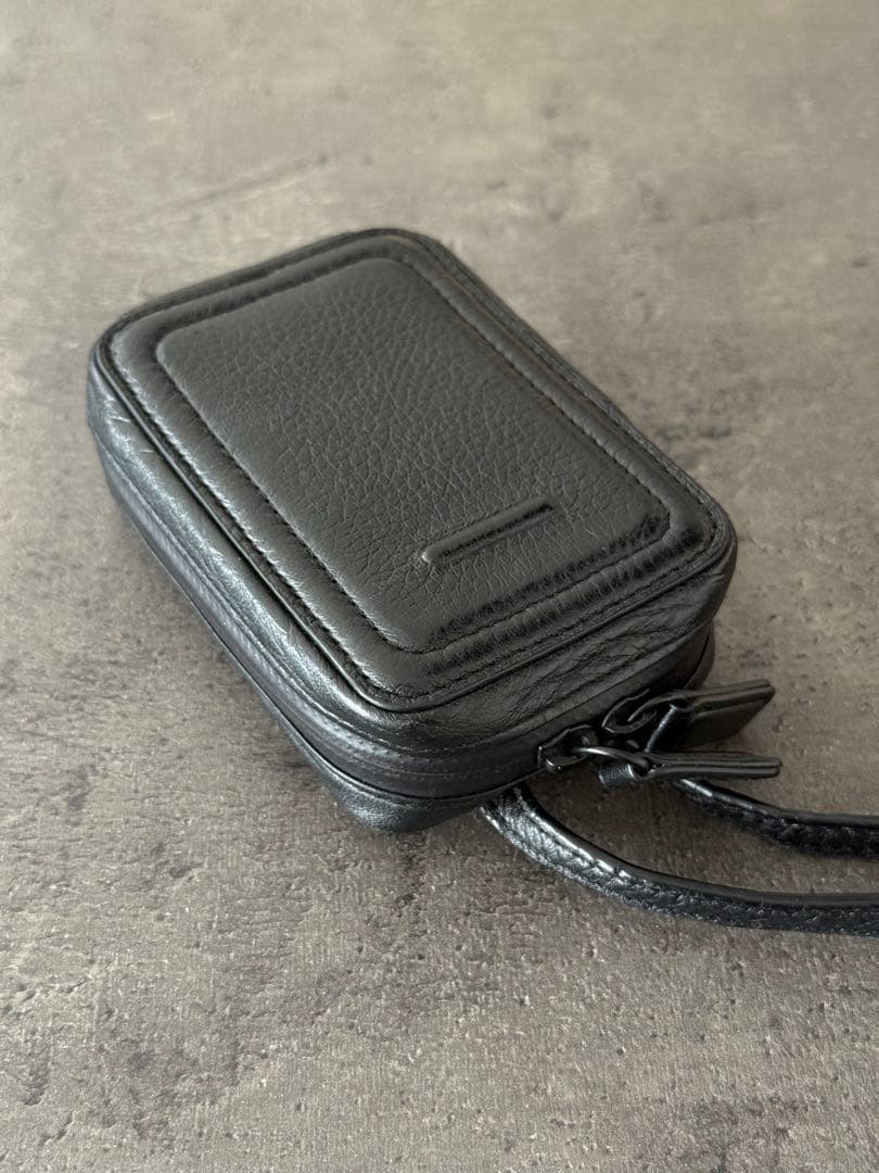 【objcts.io】ストラップ一体型マイクロバッグ