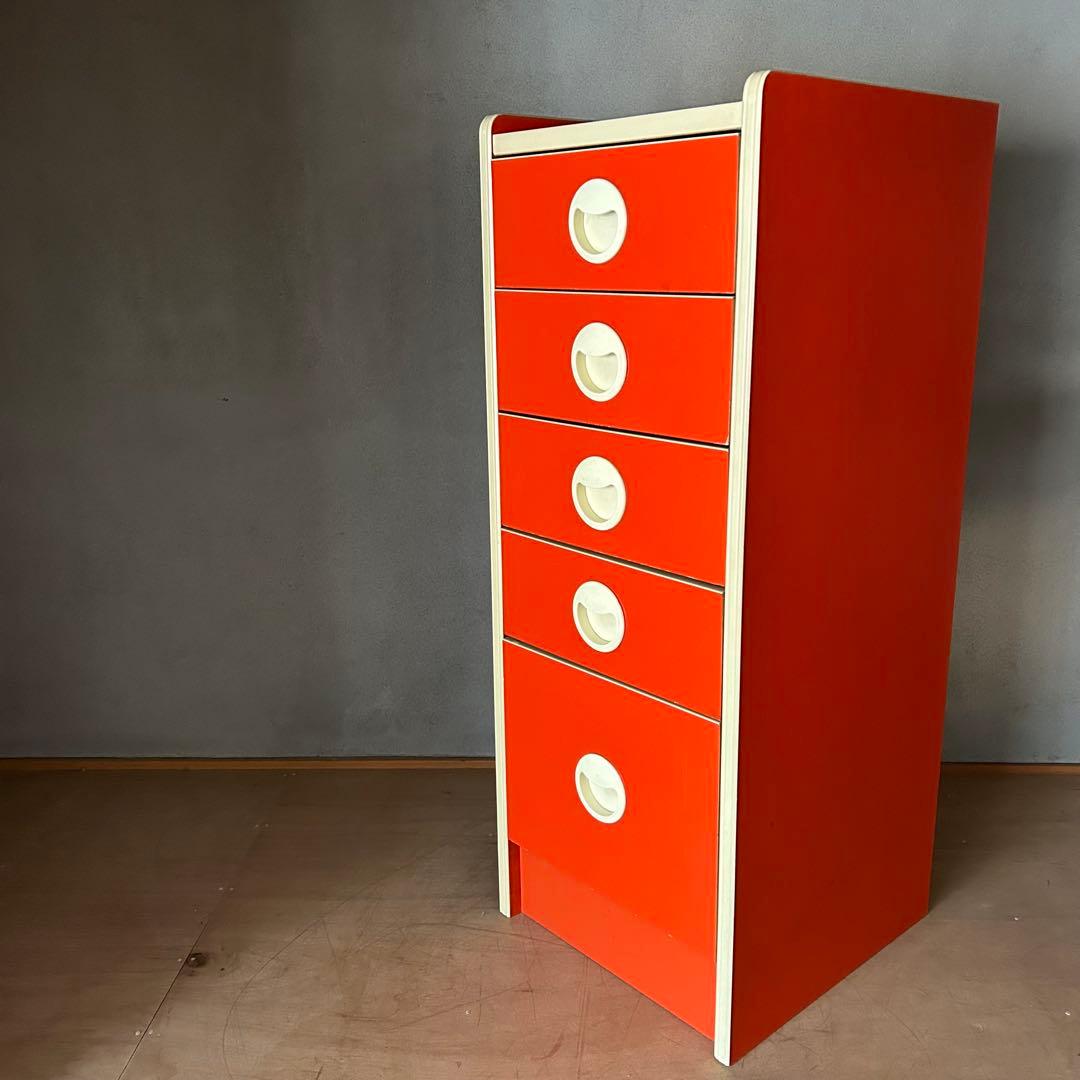 オレンジ色の5段チェスト
