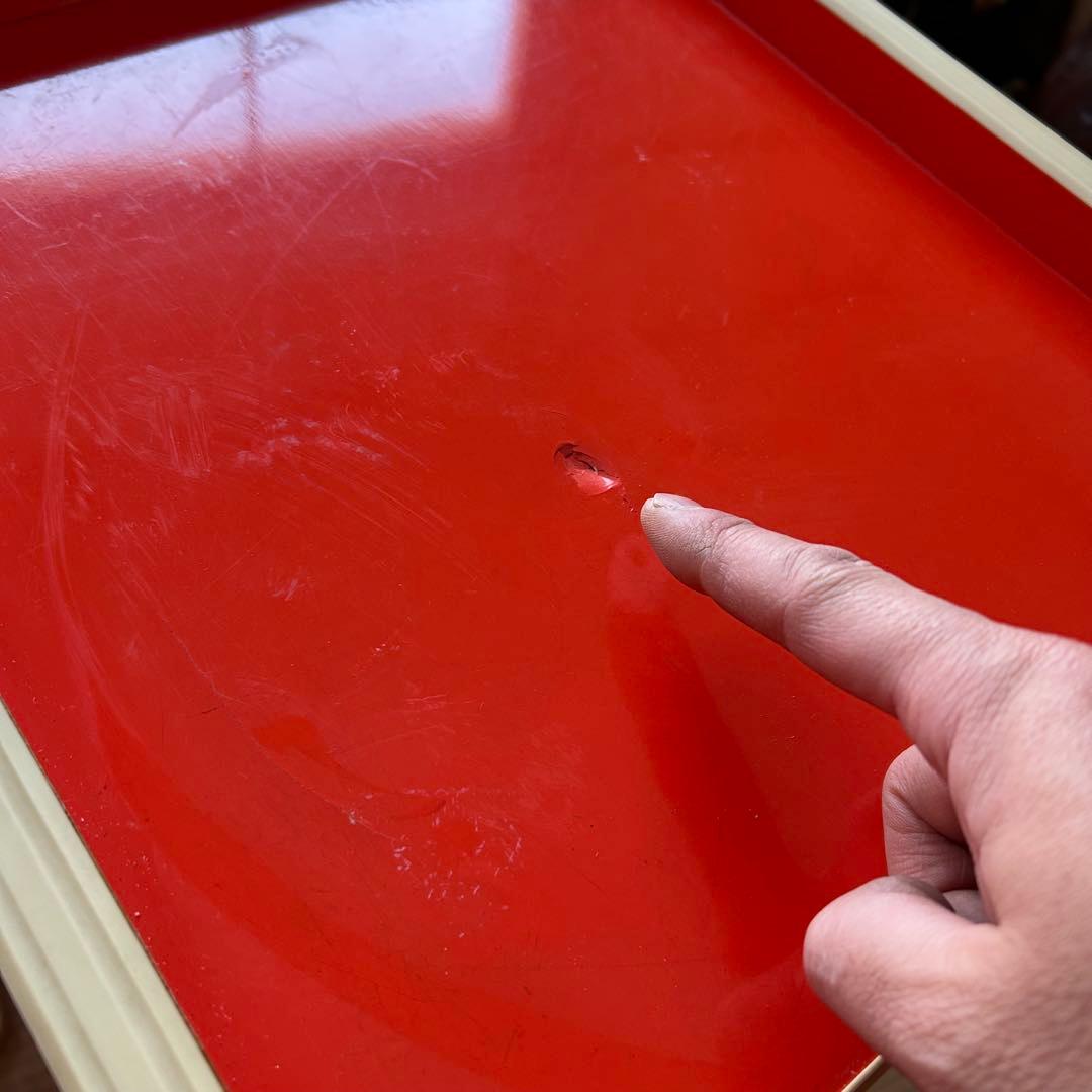 オレンジ色の5段チェスト