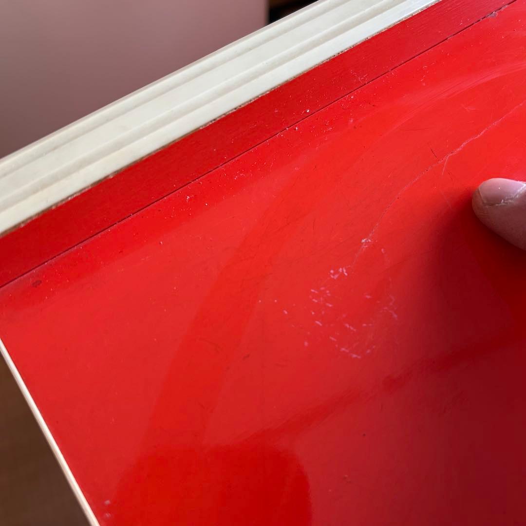 オレンジ色の5段チェスト