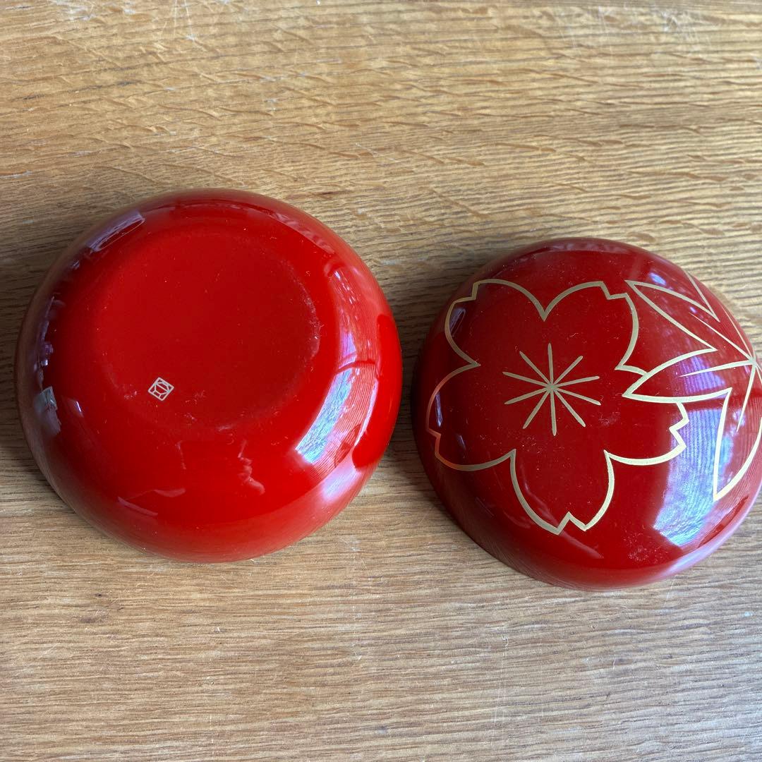 赤い桜と紅葉柄・漆器のボンボン入れ