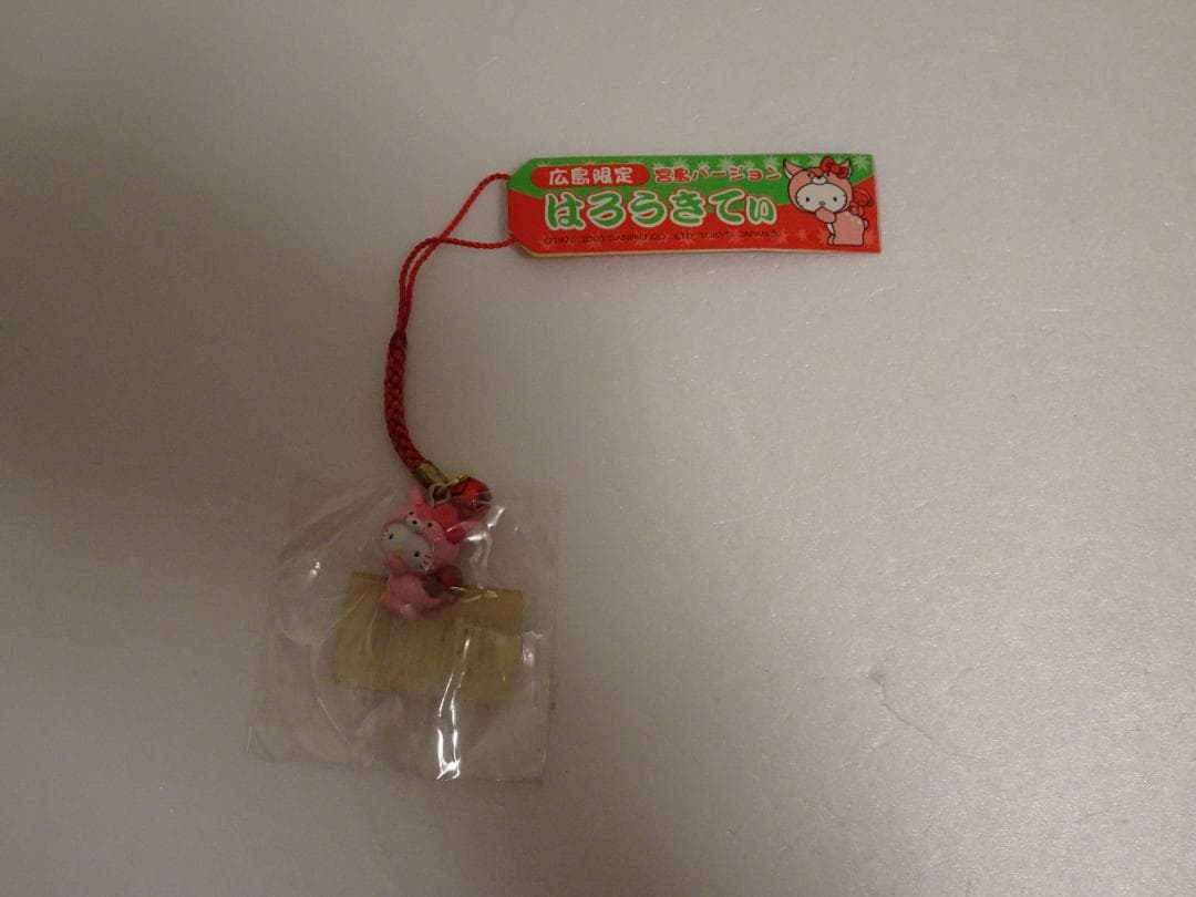 新品、未使用。ご当地限定ハローキティ根付けストラップ16個+中古2個　de-18