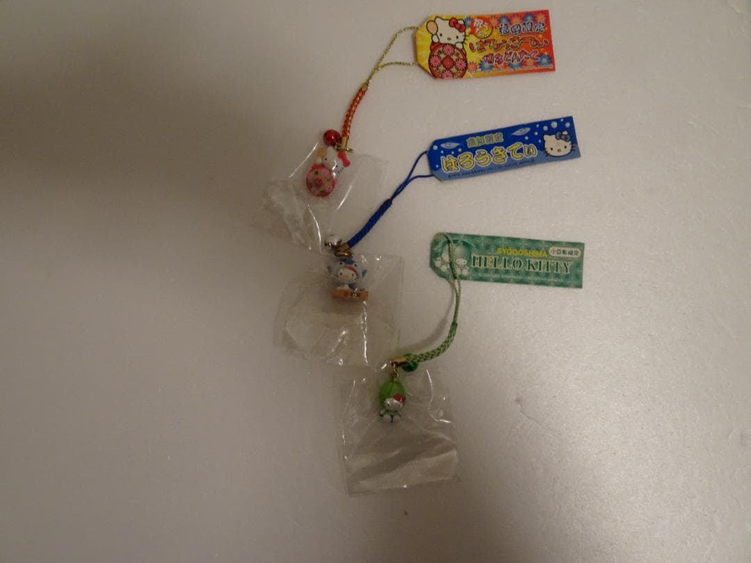 新品、未使用。ご当地限定ハローキティ根付けストラップ16個+中古2個　de-18