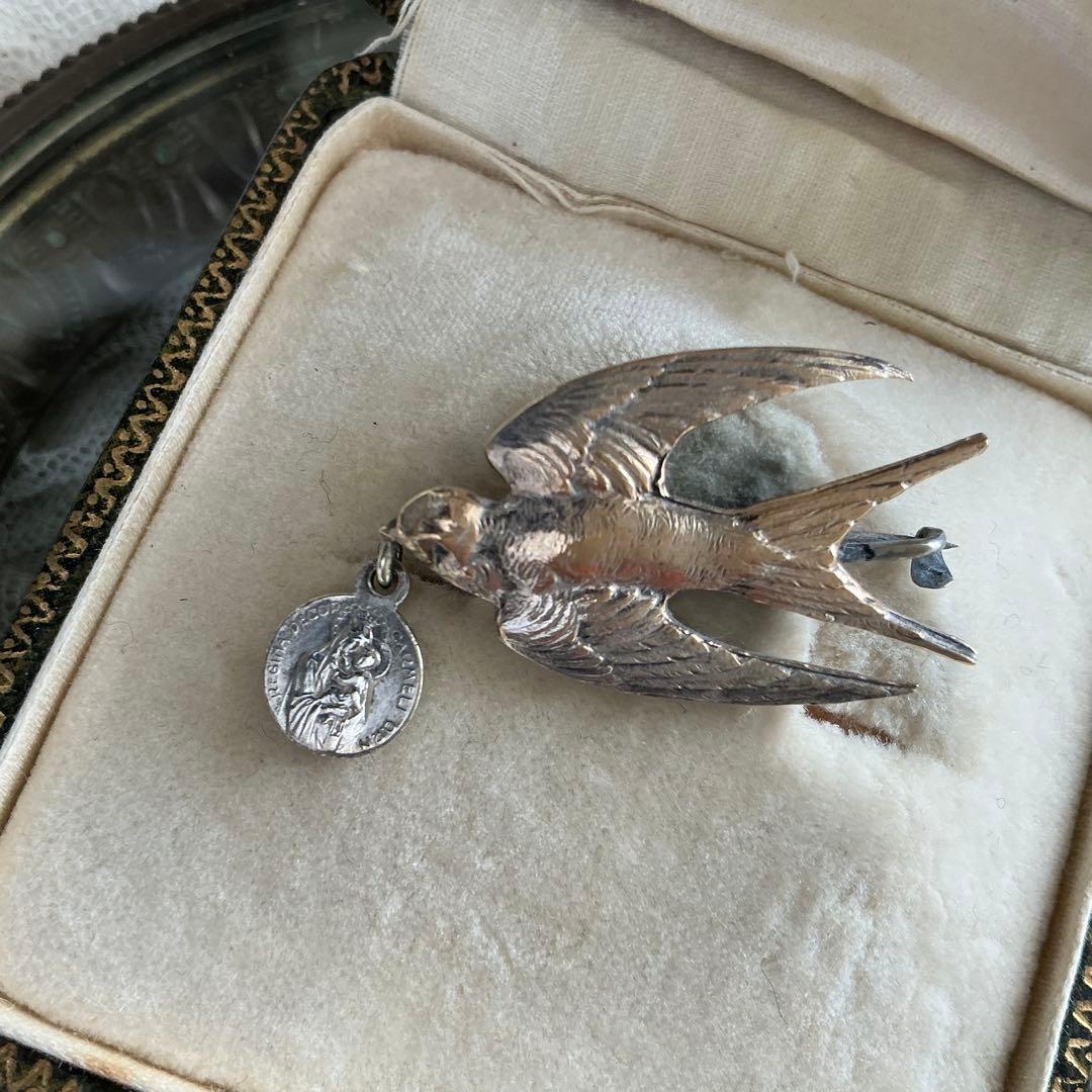 ♡２点♡　フランスアンティーク　つばめ　小さなブローチ　BEBE　べべ　メダイ