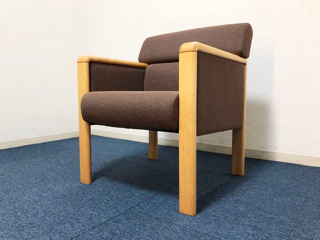 okamura 超高級1人用ソファ 布張りブラウン生地　イージーチェア脚メープル