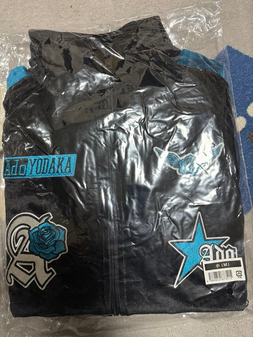 【新品 小（M）】Ado よだか（YODAKA） トラックジャケット 缶バッジ付