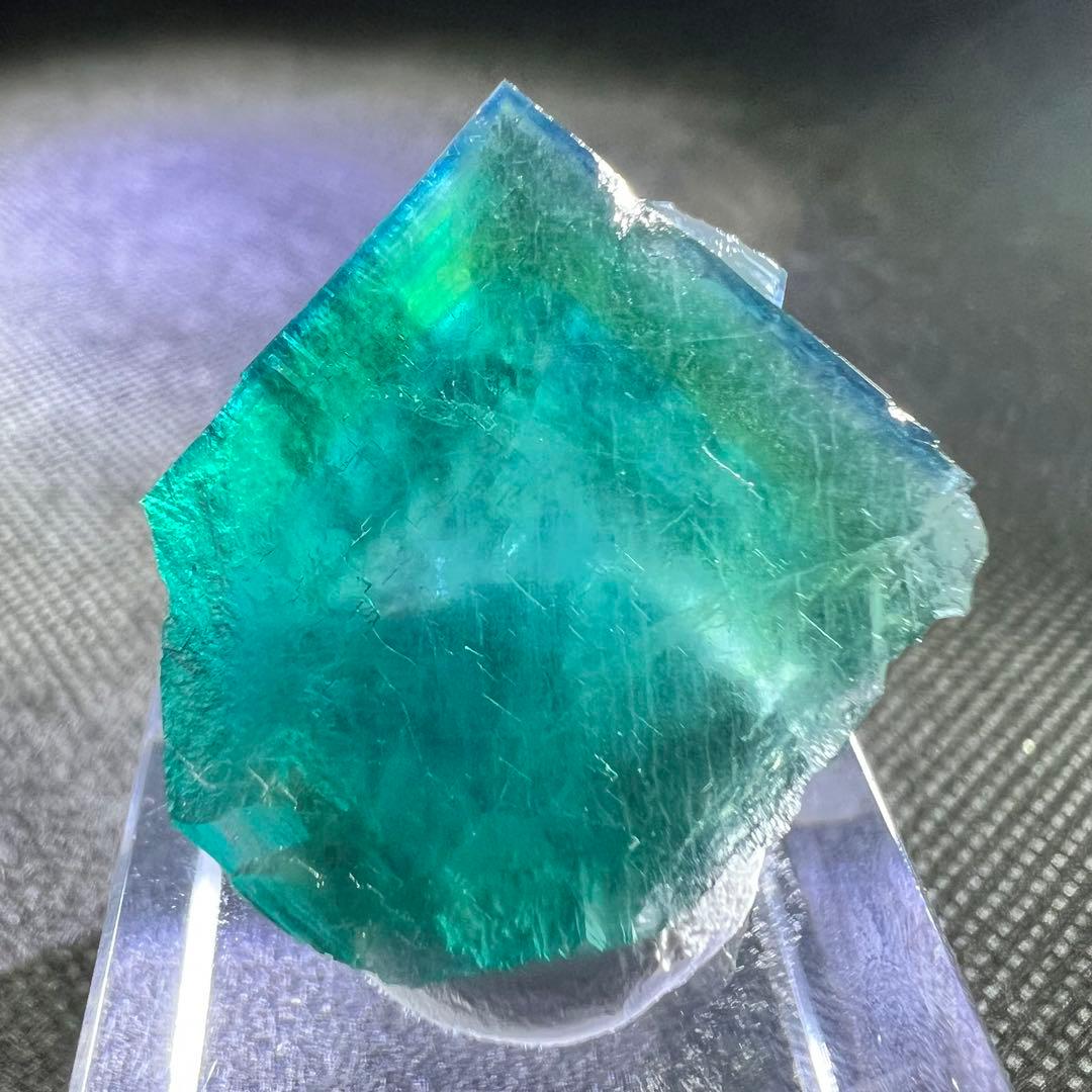 ヤオガンシャン産　「深藍色」グリーンフローライト　ライトグリーンウィンドウ