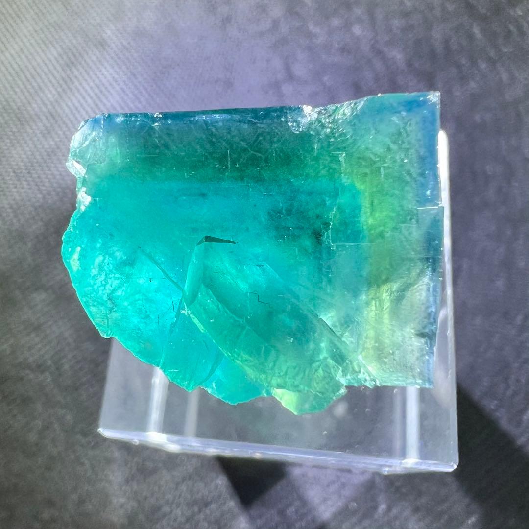 ヤオガンシャン産　「深藍色」グリーンフローライト　ライトグリーンウィンドウ