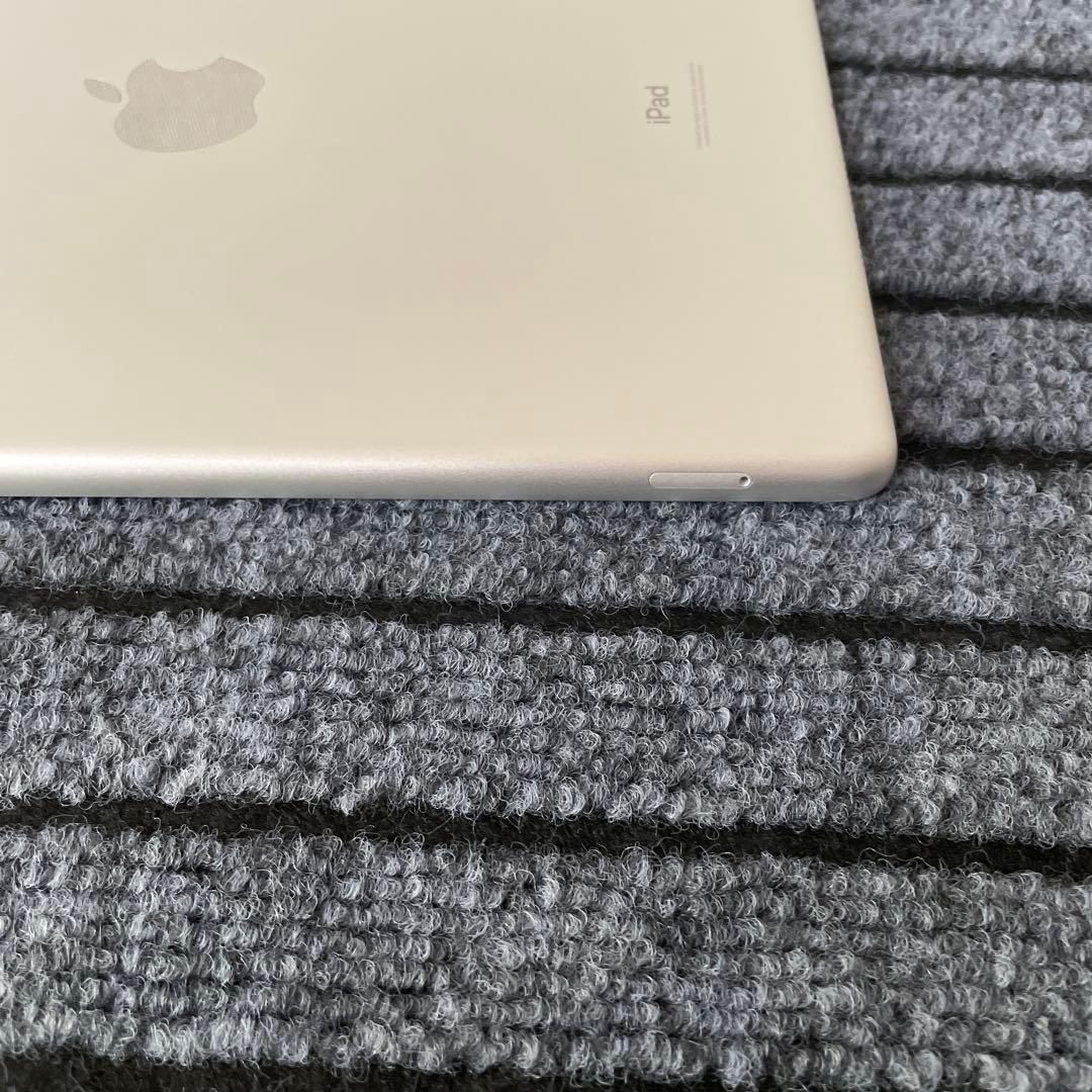 87 iPad 8世代 32GB SIMフリー シルバー