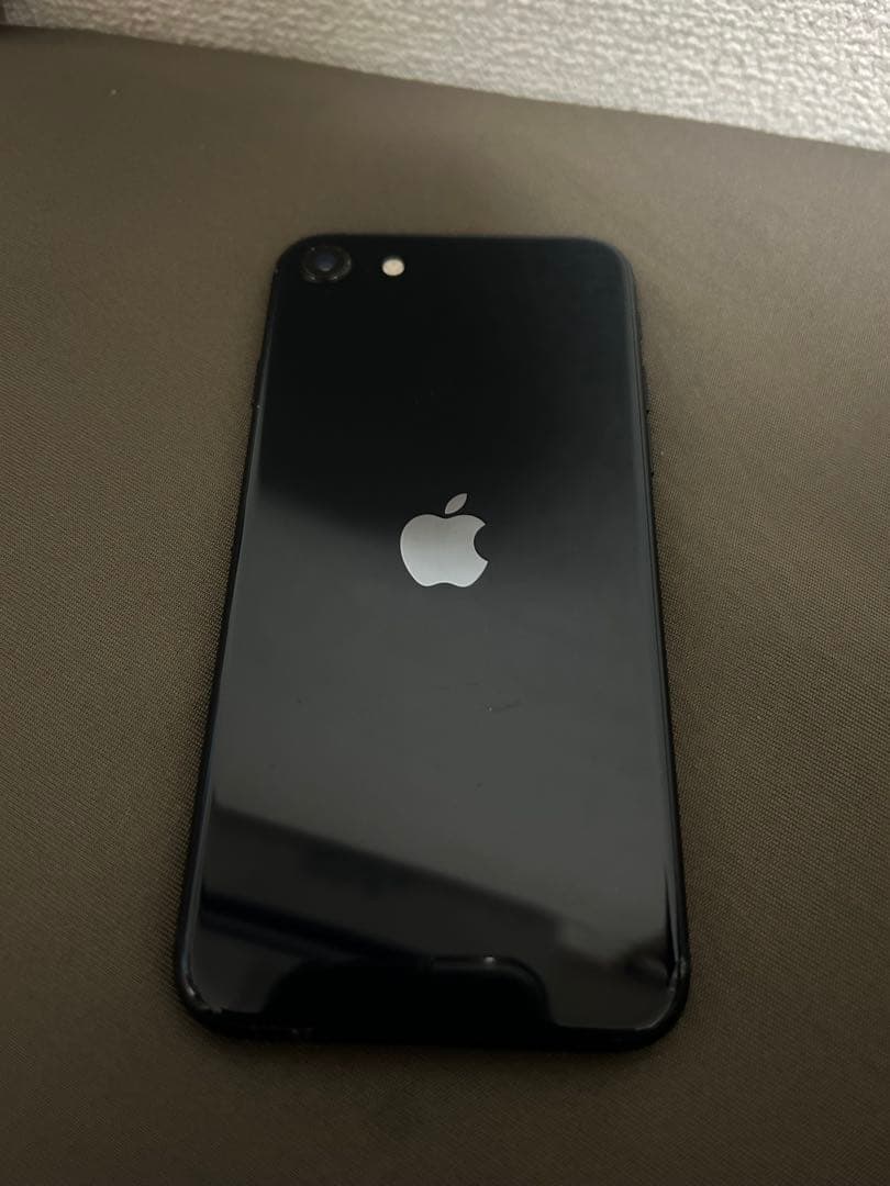 ぶ*ー様 【美品】iPhone SE3 64GB SIMフリー ケース付 バッテ