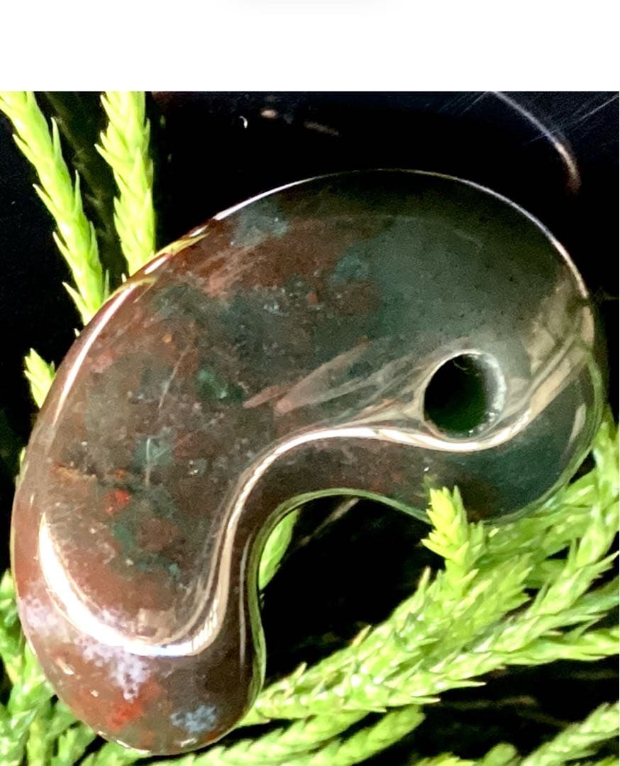 ✳出雲勾玉　1万個に1個しか無いレア勾玉‼️花仙山瑪瑙*芯部位の超極上色彩　鑑別書