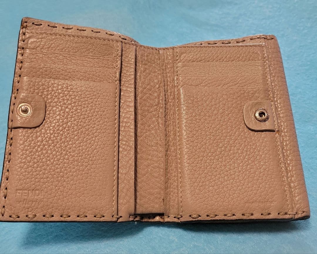 FENDI 二つ折り財布 レザー　ピーカブー